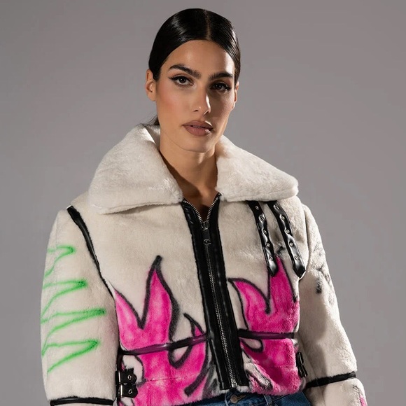 NWOT. AKIRA Label Crushing It Graffiti Cropped Sherpa Jacket. - Picture 4 of 9